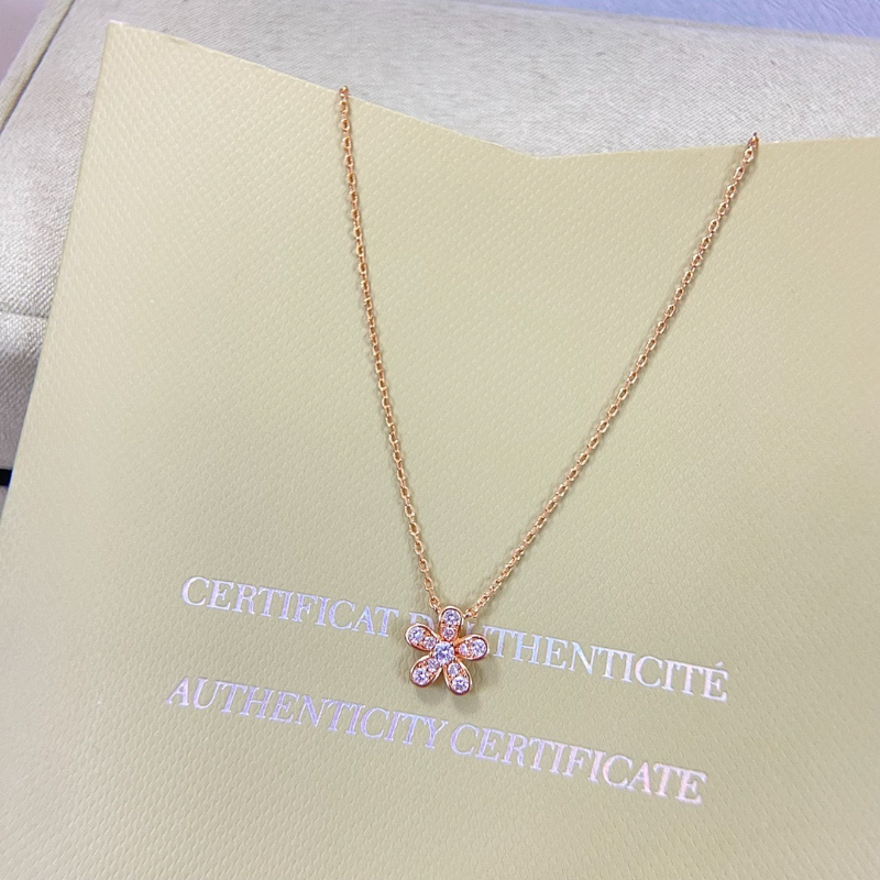 Van Cleef & Arpels   Women's new product: diamond studded flower necklace and jewelry