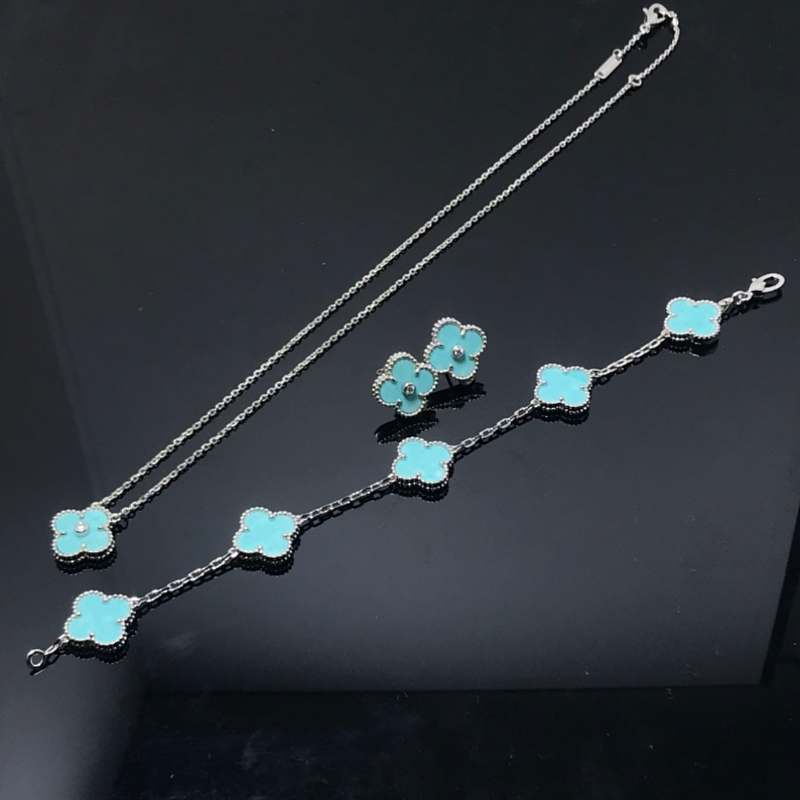 Van Cleef & Arpels  Women's New Product Christmas Earnail Bracelet Necklace Set Jewelry