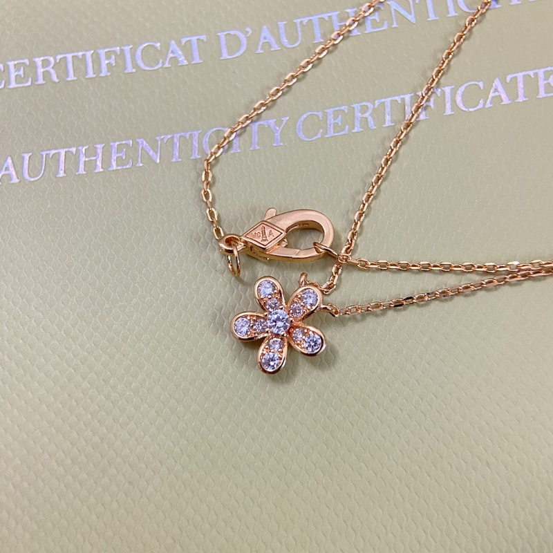 Van Cleef & Arpels   Women's new product: diamond studded flower necklace and jewelry