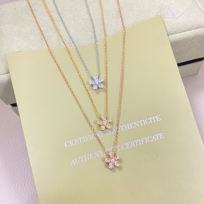 Van Cleef & Arpels   Women's new product: diamond studded flower necklace and jewelry