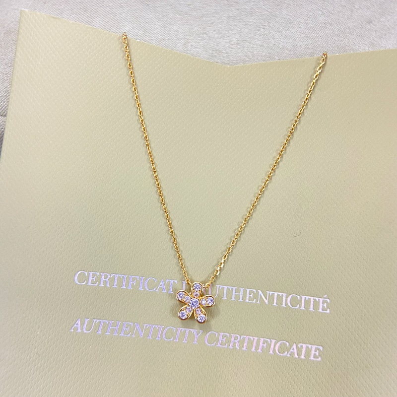 Van Cleef & Arpels   Women's new product: diamond studded flower necklace and jewelry