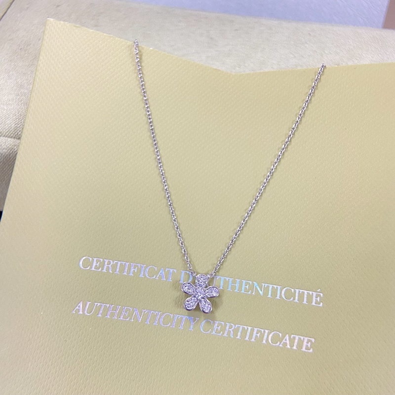 Van Cleef & Arpels   Women's new product: diamond studded flower necklace and jewelry