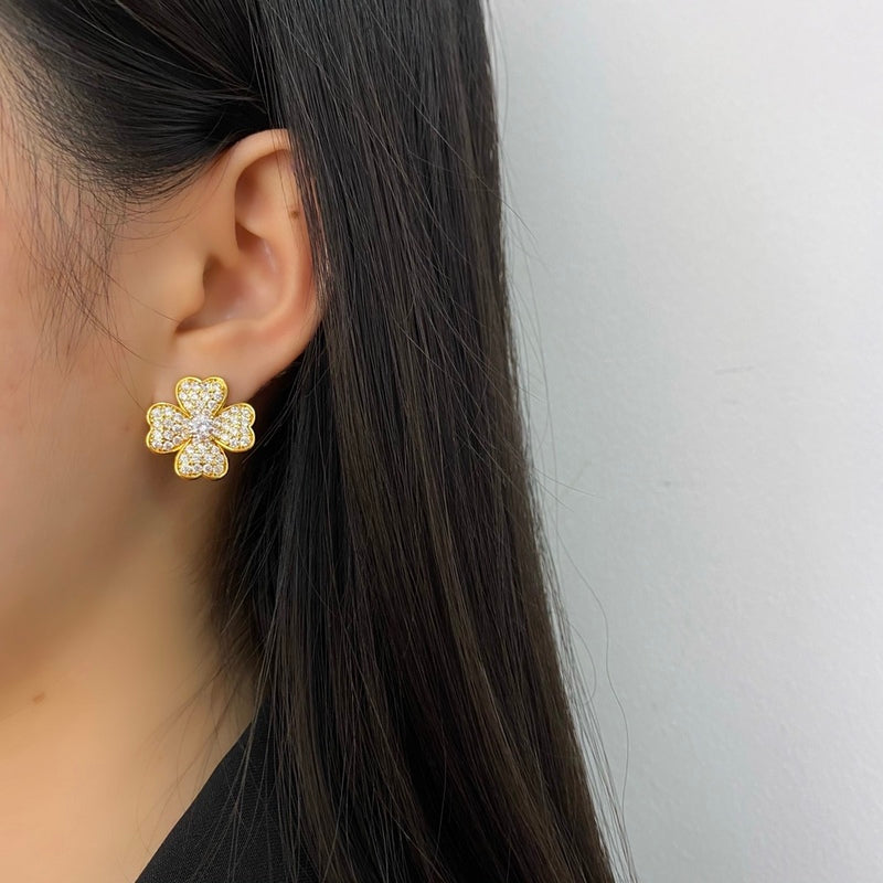 Van Cleef & Arpels  Four hearts full of diamond flowers, high carbon diamond full diamond earrings   Jewelry