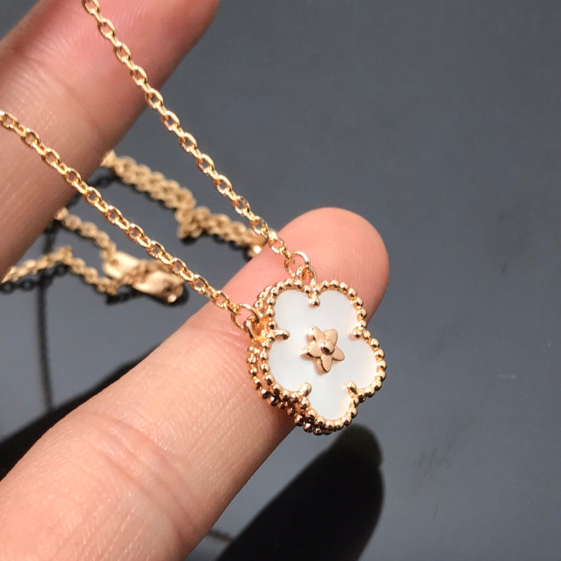 Van Cleef & Arpels  New white shell necklace jewelry