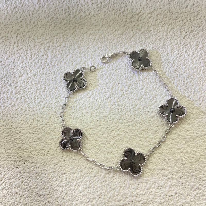 Van Cleef & Arpels   New laser black and white gold four-leaf clover bracelet jewelry