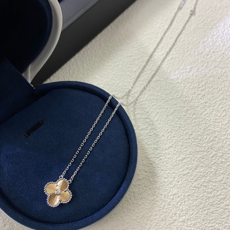 Van Cleef & Arpels   New color separation laser four-leaf clover single flower necklace jewelry