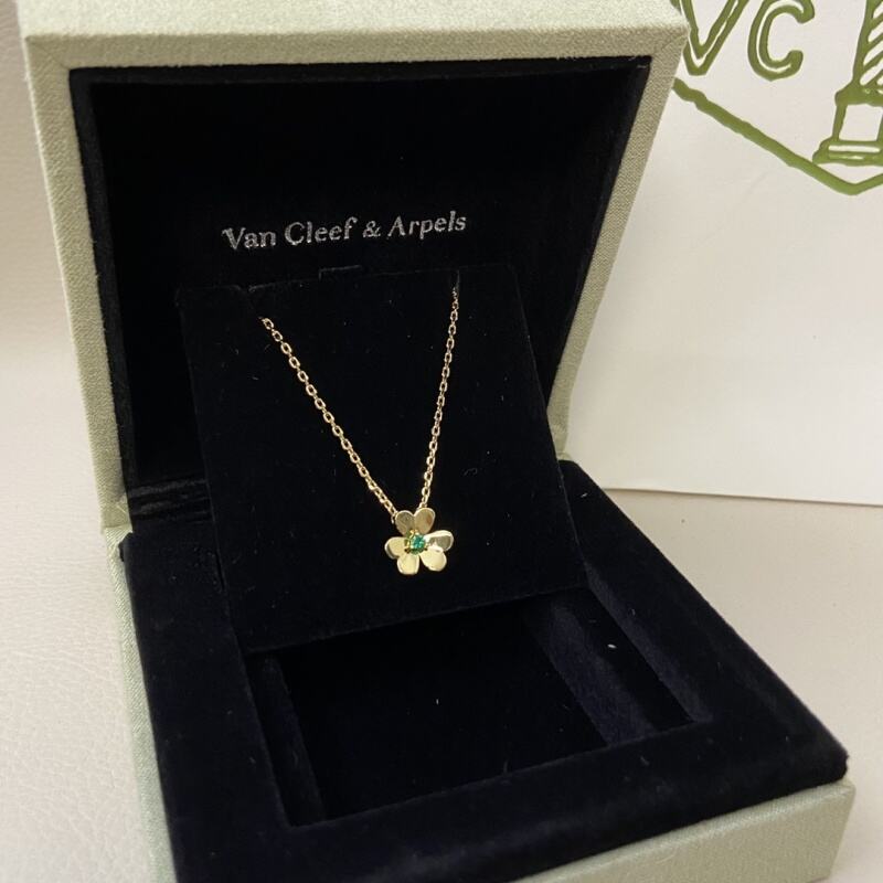 Van Cleef & Arpels  New Green Diamond Red Diamond Clover Necklace Jewelry