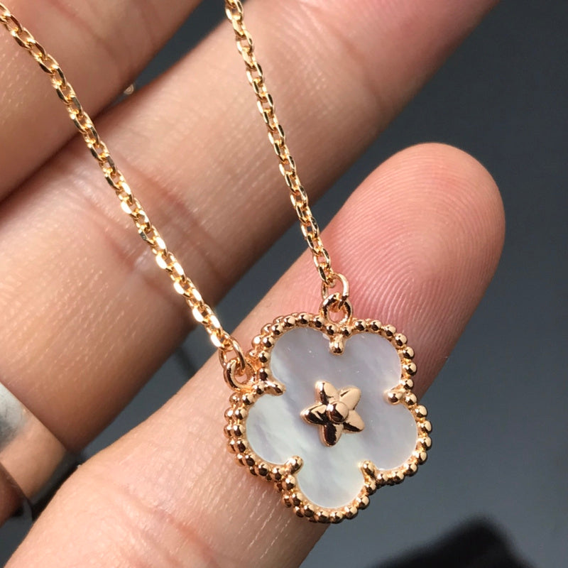 Van Cleef & Arpels  New white shell necklace jewelry