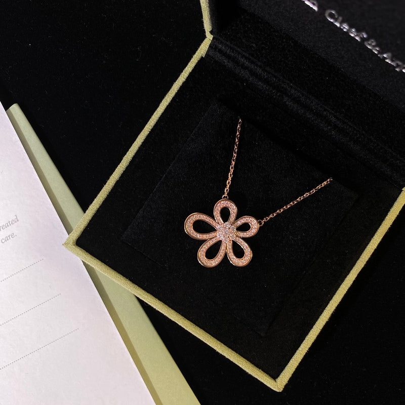 Van Cleef & Arpels Classic flower high carbon diamond full diamond necklace with smooth and graceful lines  Jewelry