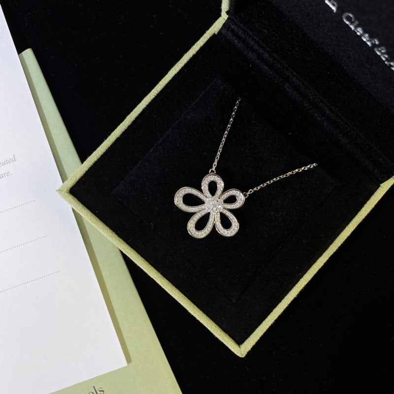 Van Cleef & Arpels Classic flower high carbon diamond full diamond necklace with smooth and graceful lines  Jewelry