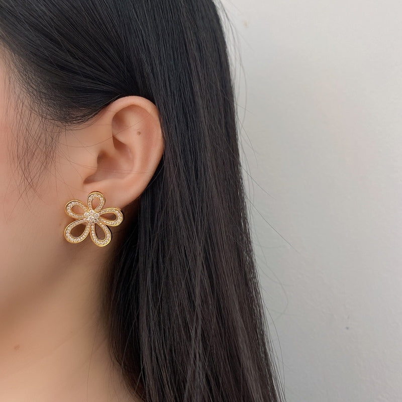 Van Cleef & Arpels Classic flower high carbon diamond full diamond earrings   Jewelry