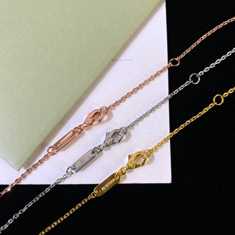 Van Cleef & Arpels Classic flower high carbon diamond full diamond necklace with smooth and graceful lines  Jewelry