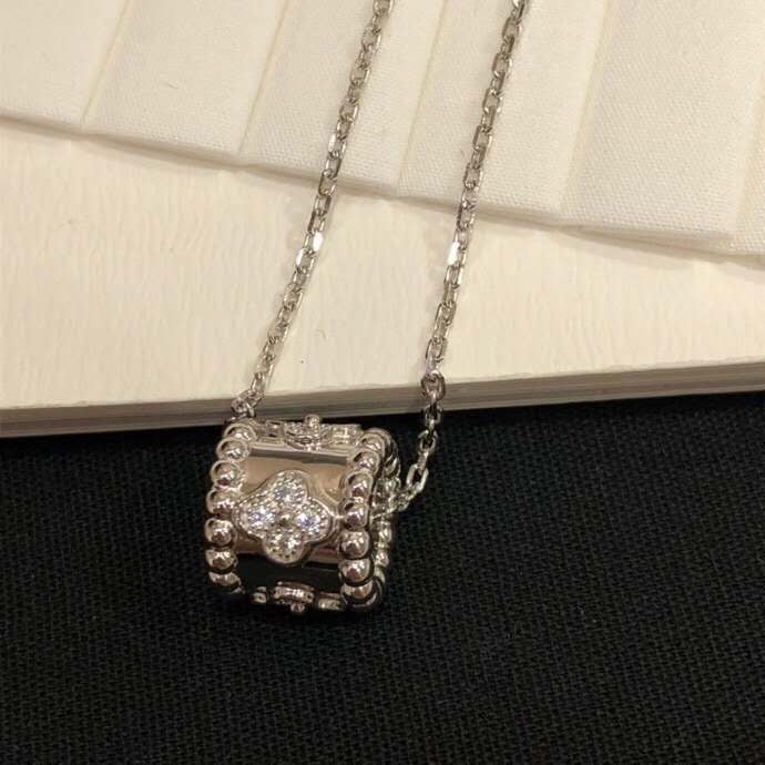 Van Cleef & Arpels   Women's kaleidoscope necklace jewelry