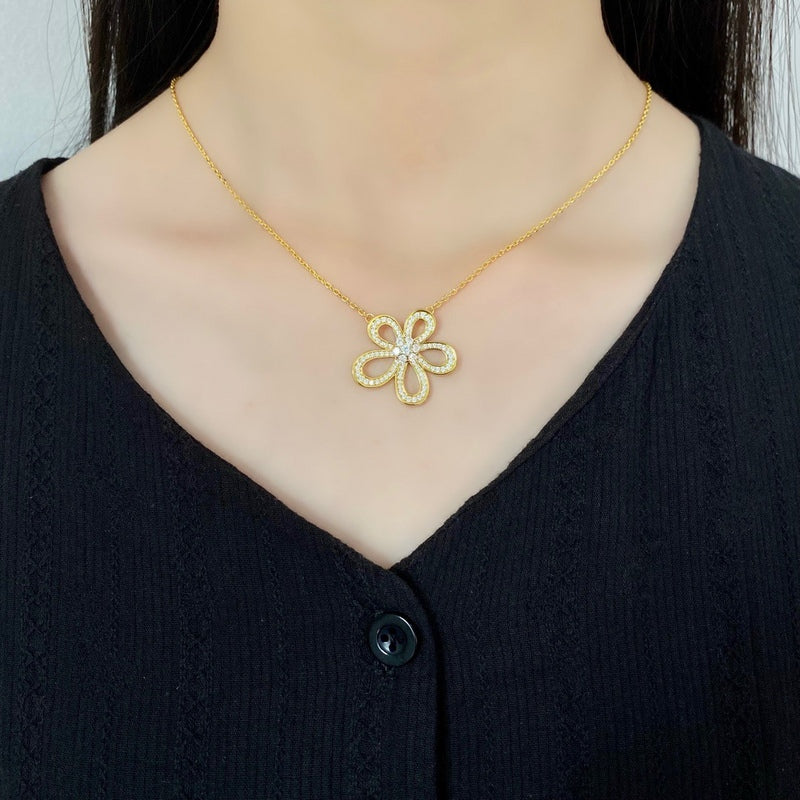 Van Cleef & Arpels Classic flower high carbon diamond full diamond necklace with smooth and graceful lines  Jewelry