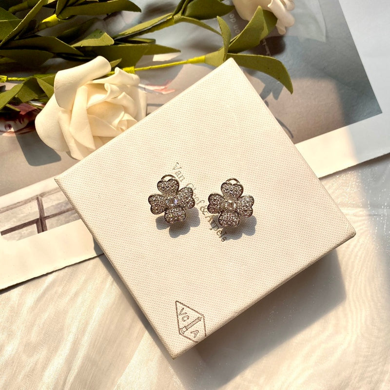 Van Cleef & Arpels  Four hearts full of diamond flowers, high carbon diamond full diamond earrings   Jewelry