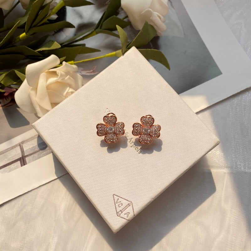 Van Cleef & Arpels  Four hearts full of diamond flowers, high carbon diamond full diamond earrings   Jewelry