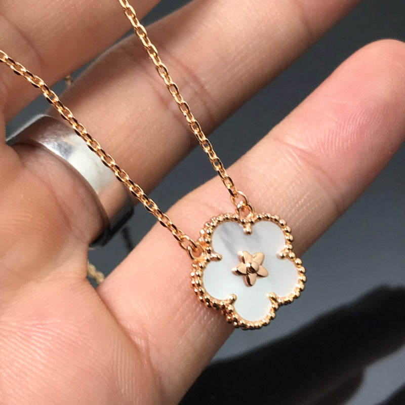 Van Cleef & Arpels  New white shell necklace jewelry