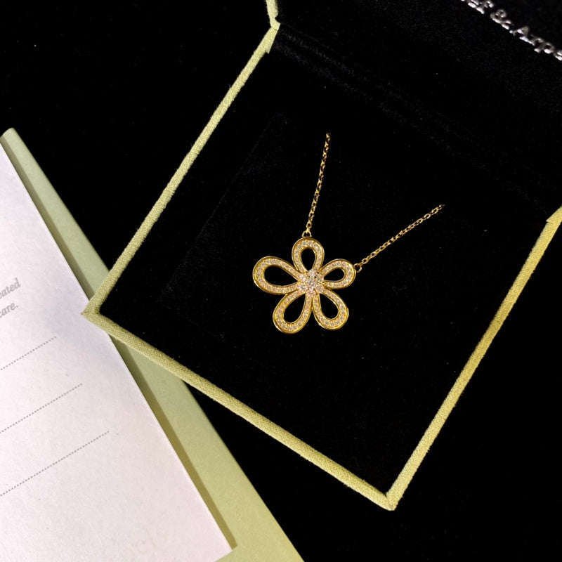 Van Cleef & Arpels Classic flower high carbon diamond full diamond necklace with smooth and graceful lines  Jewelry