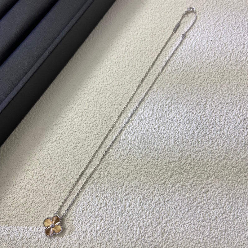 Van Cleef & Arpels   New color separation laser four-leaf clover single flower necklace jewelry