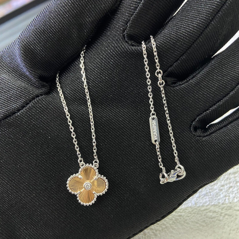 Van Cleef & Arpels   New color separation laser four-leaf clover single flower necklace jewelry