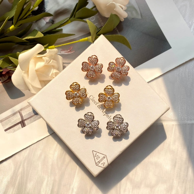 Van Cleef & Arpels  Four hearts full of diamond flowers, high carbon diamond full diamond earrings   Jewelry
