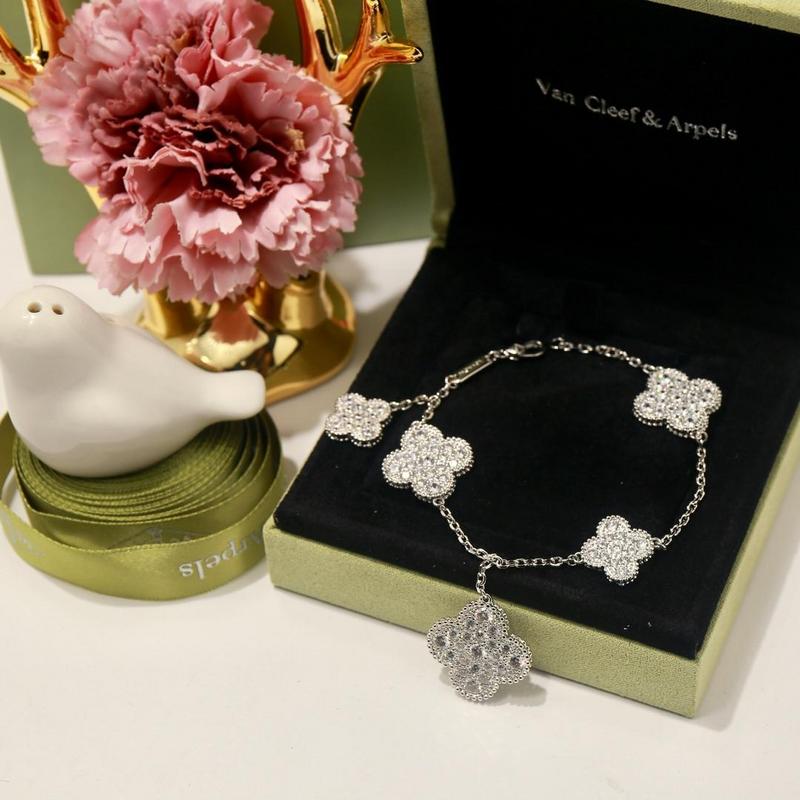 Van Cleef & Arpels    Five-flower four-leaf clover diamond braceletabout 17cm+4cm extra