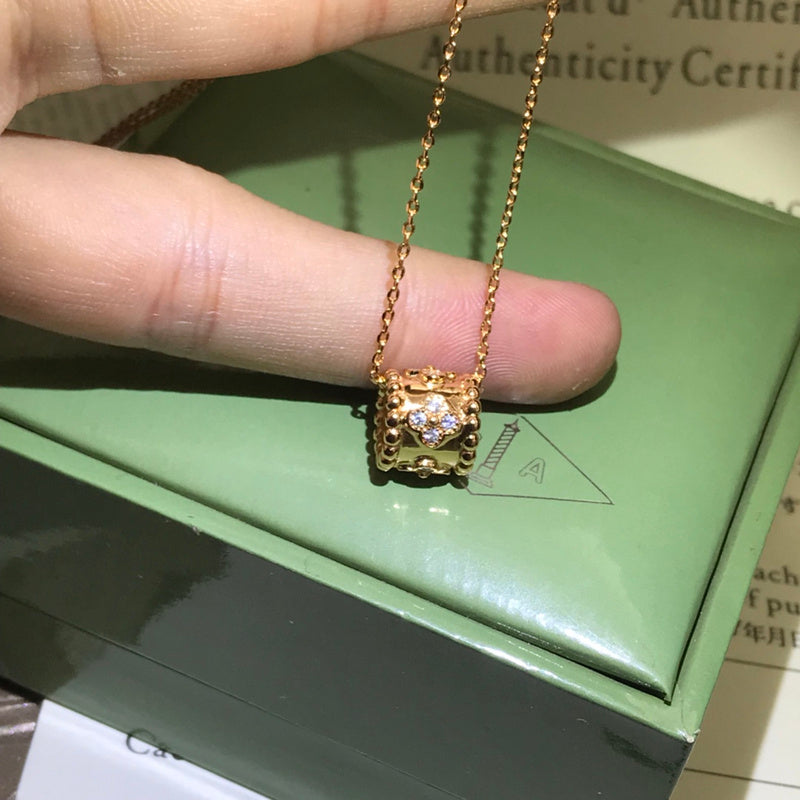 Van Cleef & Arpels   Women's kaleidoscope necklace jewelry