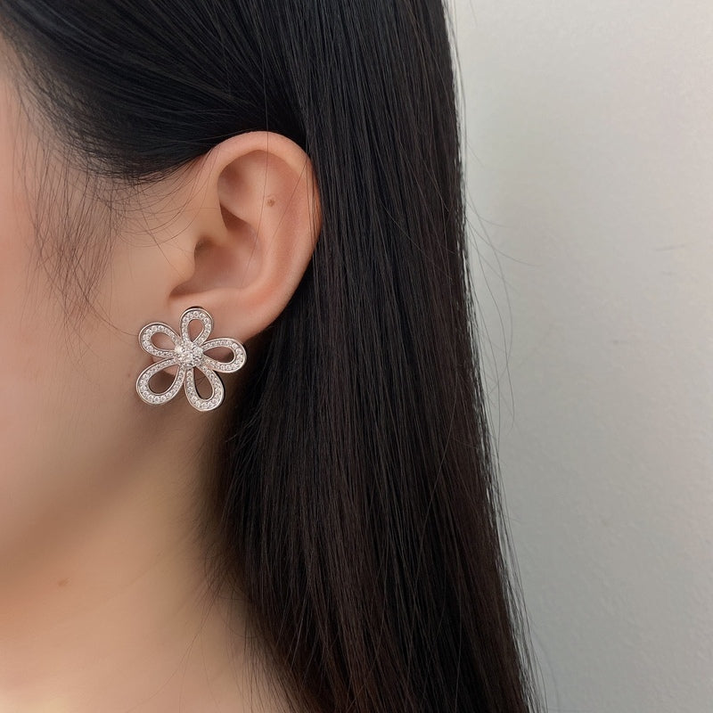 Van Cleef & Arpels Classic flower high carbon diamond full diamond earrings   Jewelry