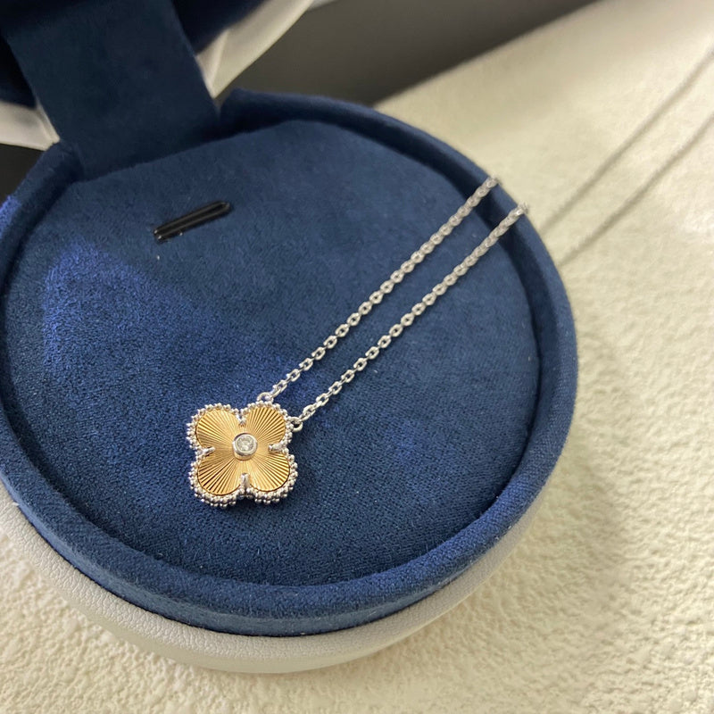 Van Cleef & Arpels   New color separation laser four-leaf clover single flower necklace jewelry