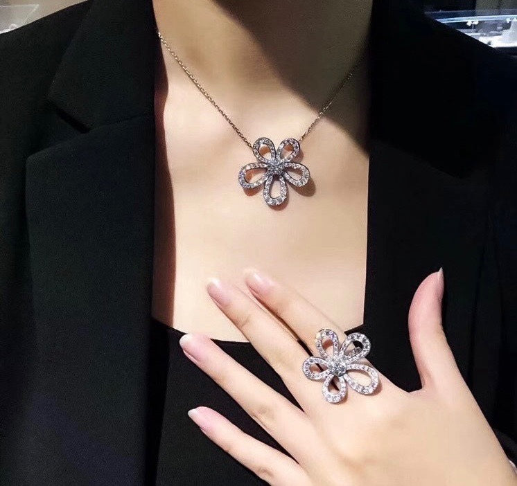 Van Cleef & Arpels Classic flower high carbon diamond full diamond necklace with smooth and graceful lines  Jewelry