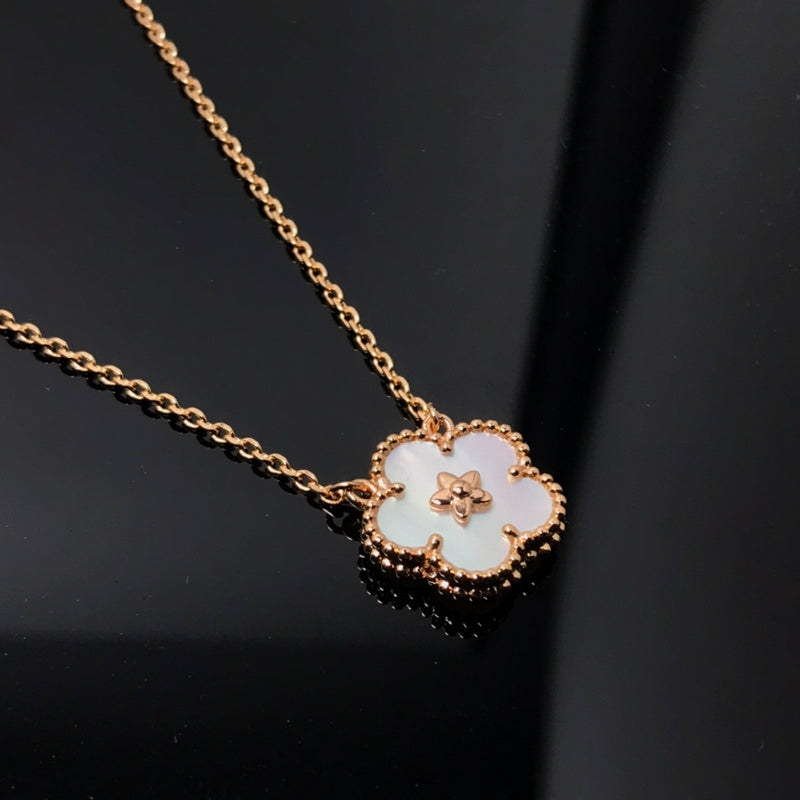Van Cleef & Arpels  New white shell necklace jewelry