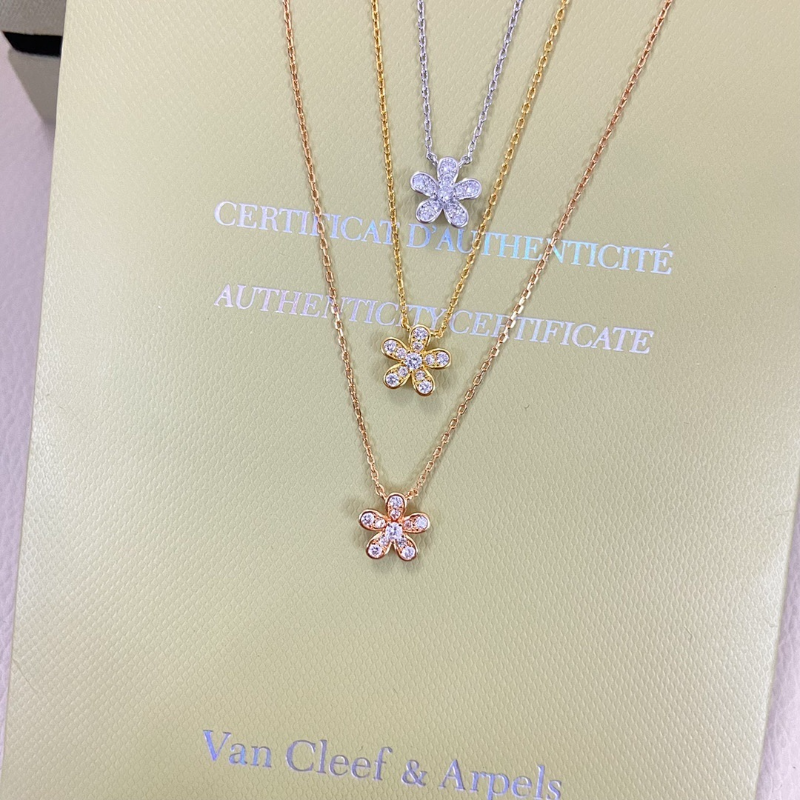 Van Cleef & Arpels   Women's new product: diamond studded flower necklace and jewelry